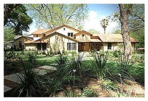 austin realtors 300x205 Make your Buying and Selling a property Easier
